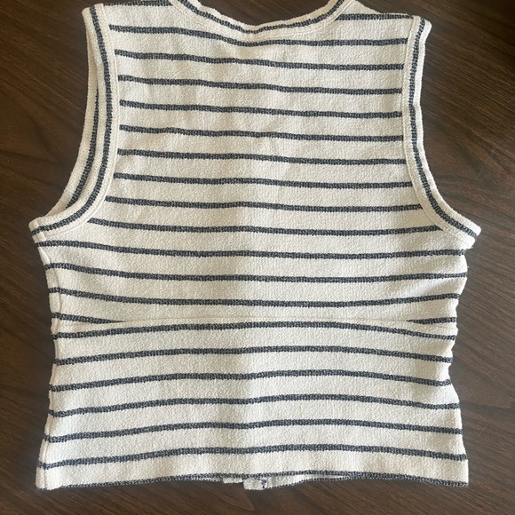 Button-Up Sleeveless Tank Top - Picture 4 of 4